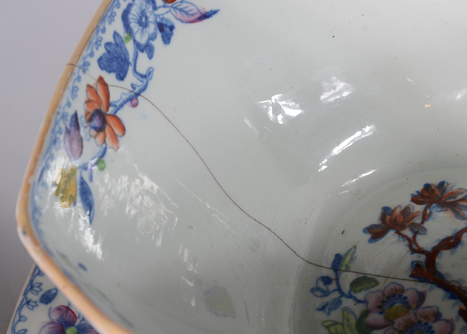 Sopeira de porcelana inglesa (rachada e tampa com rachadura e furo)... - foto 9 de 10