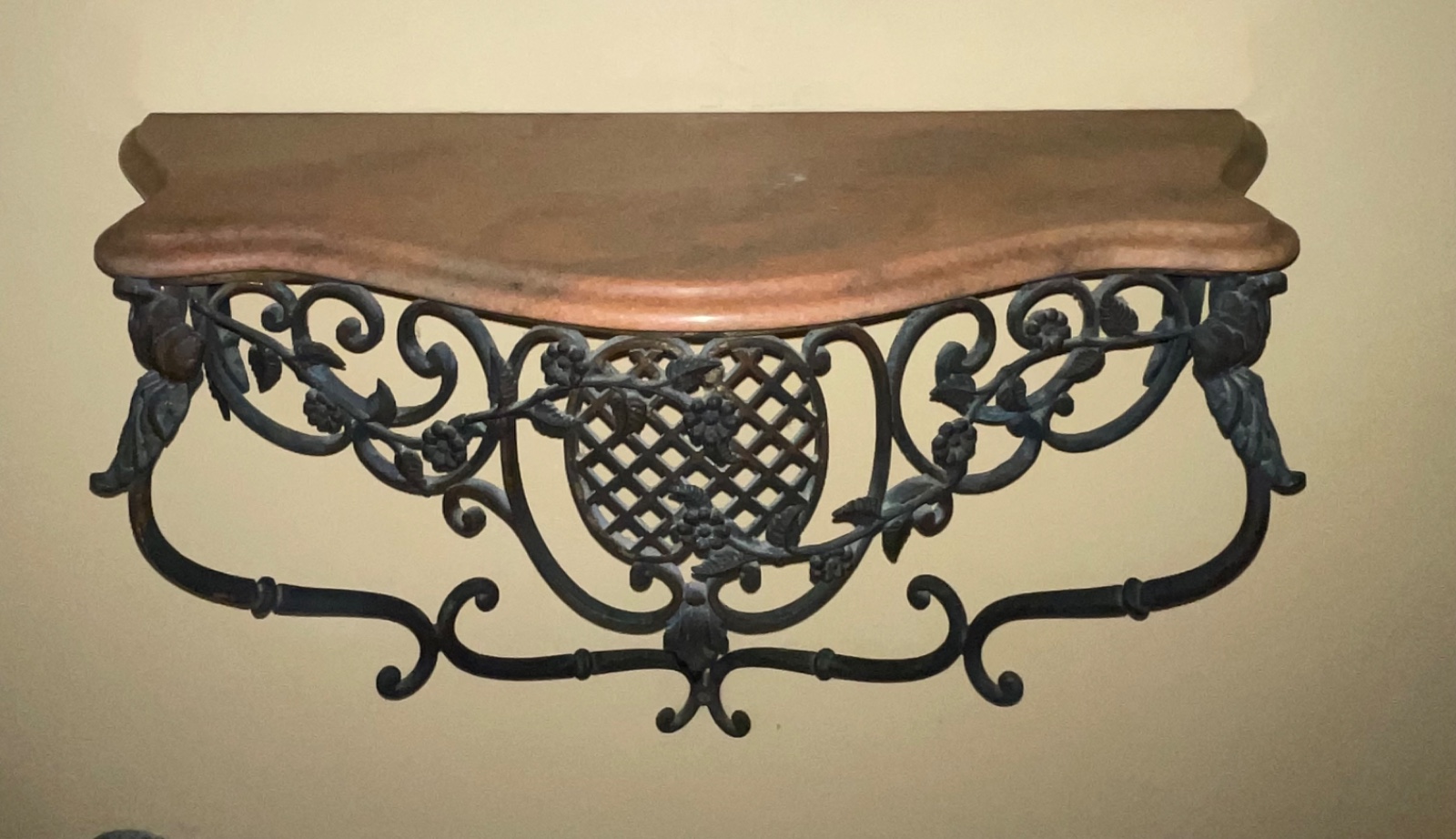 Console de metal com trabalhos vazados, tampo de mármore rosa... - foto 1 de 6