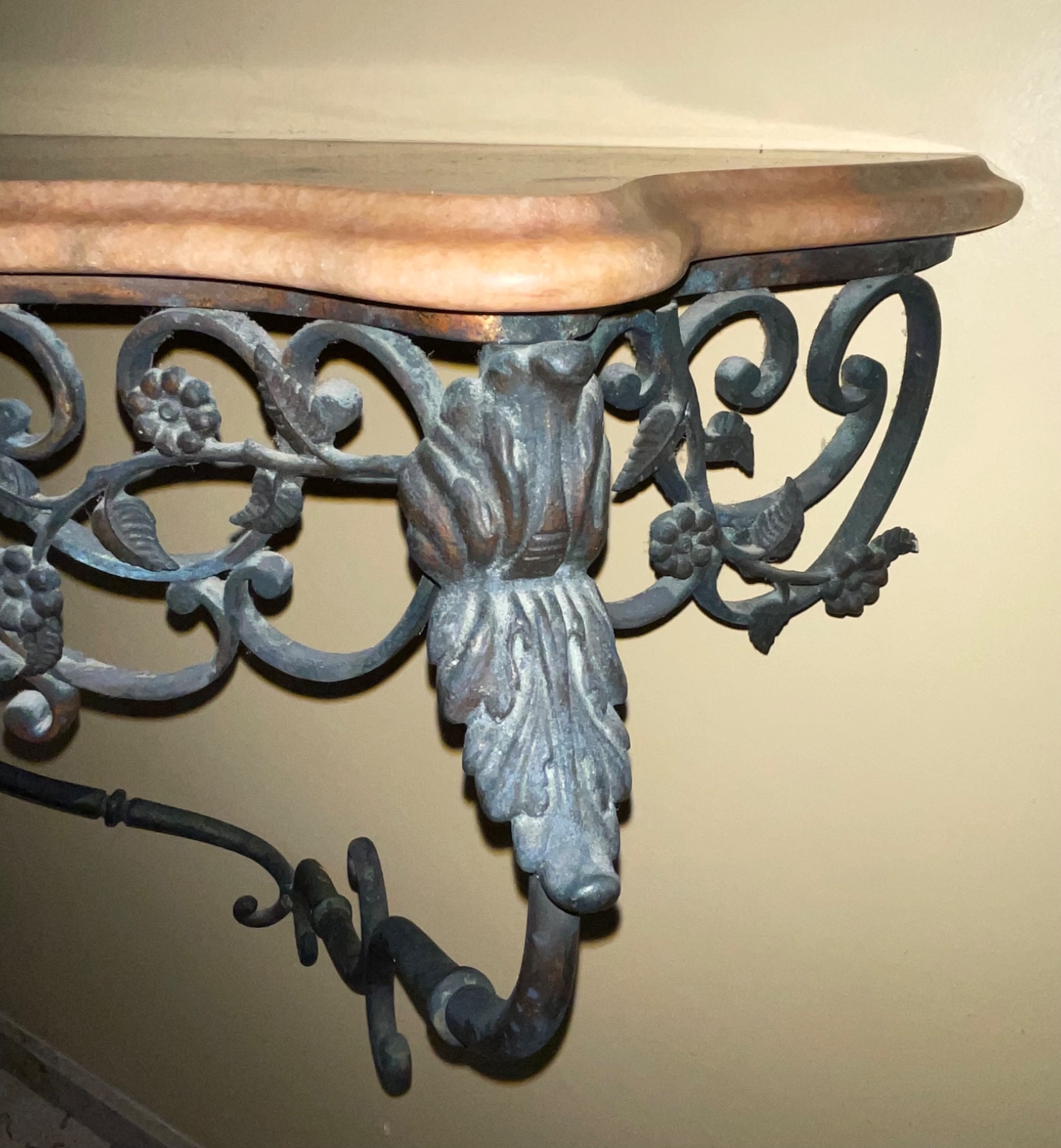 Console de metal com trabalhos vazados, tampo de mármore rosa... - foto 2 de 6