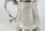 Caneca de prata inglesa - Londres 1826 / 27 - H... - Caneca de prata inglesa - Londres 1826 / 27 - HB _ Henry Brind / Mid 18 Th , alça trabalhada , corpo liso  com brazão ( pequeno amassado  ).