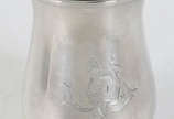 Caneca de prata inglesa - Londres 1826 / 27 - H... - Caneca de prata inglesa - Londres 1826 / 27 - HB _ Henry Brind / Mid 18 Th , alça trabalhada , corpo liso  com brazão ( pequeno amassado  ).