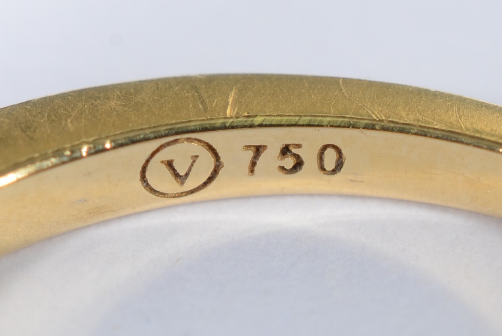 Anel de ouro 18 k., contraste 750 mls com um brilhante. Aro 14. (Por... - foto 4 de 6