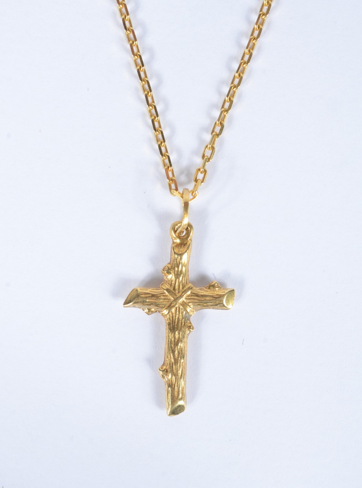 Colar com pendente na forma de cruz de ouro 18 k., contraste 750 mls... - foto 1 de 5