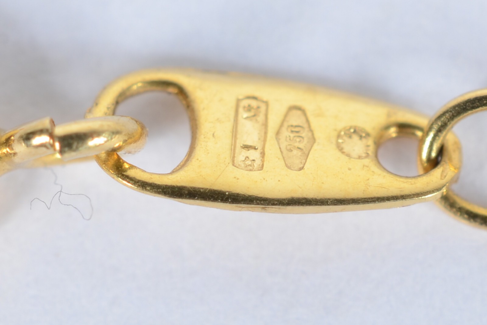 Colar com pendente na forma de cruz de ouro 18 k., contraste 750 mls... - foto 4 de 5
