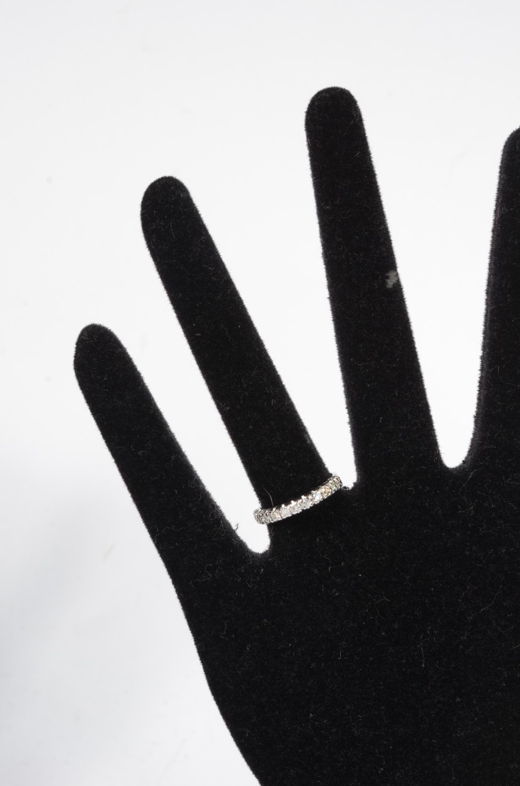 Meia aliança de ouro branco com aproximadamente 12 brilhantes de 0,60... - foto 5 de 5