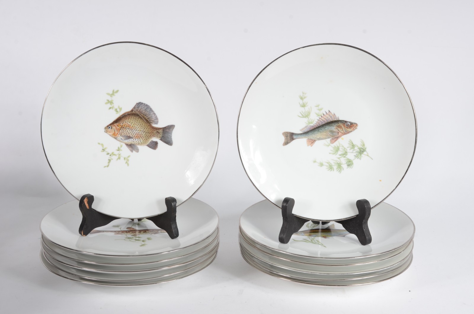 Conjunto com 12 pratos de porcelana para peixe. Acompanham terrina de... - foto 2 de 11