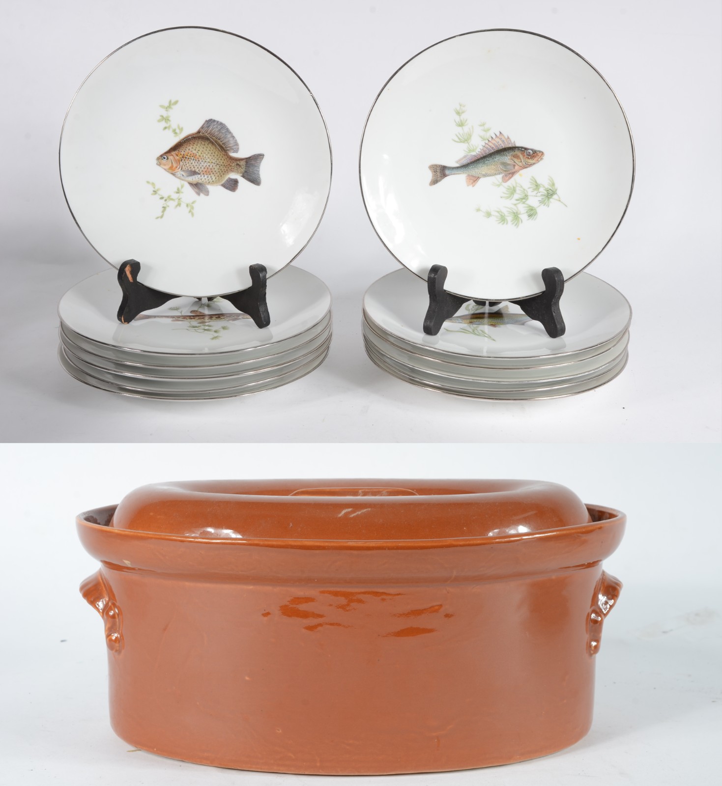 Conjunto com 12 pratos de porcelana para peixe. Acompanham terrina de... - foto 1 de 11