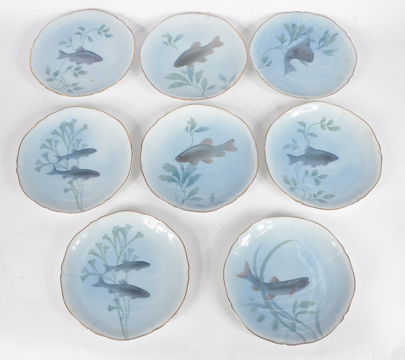 Conjunto com 8 pratos de porcelana europeia decorados com peixes em... - foto 1 de 6
