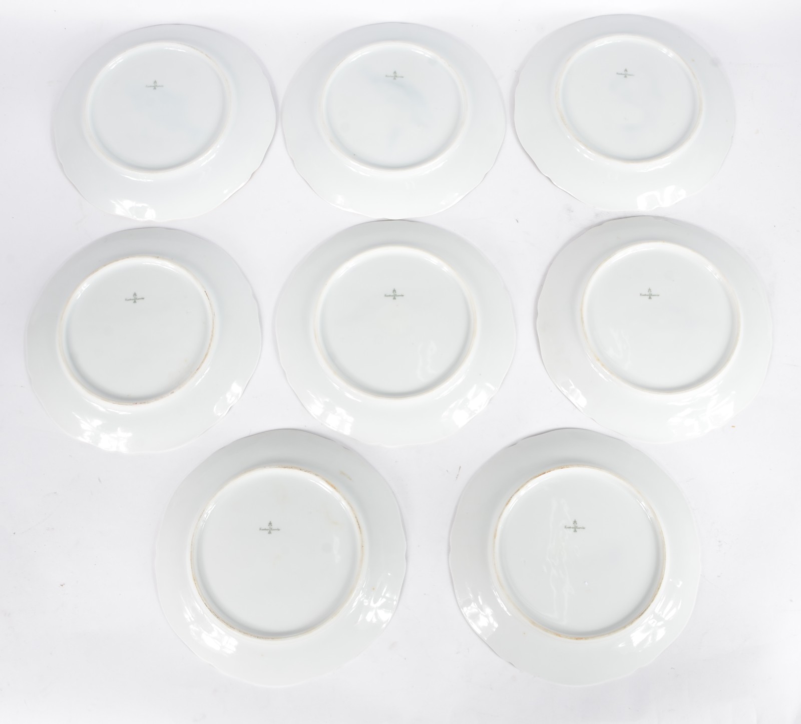 Conjunto com 8 pratos de porcelana europeia decorados com peixes em... - foto 2 de 6