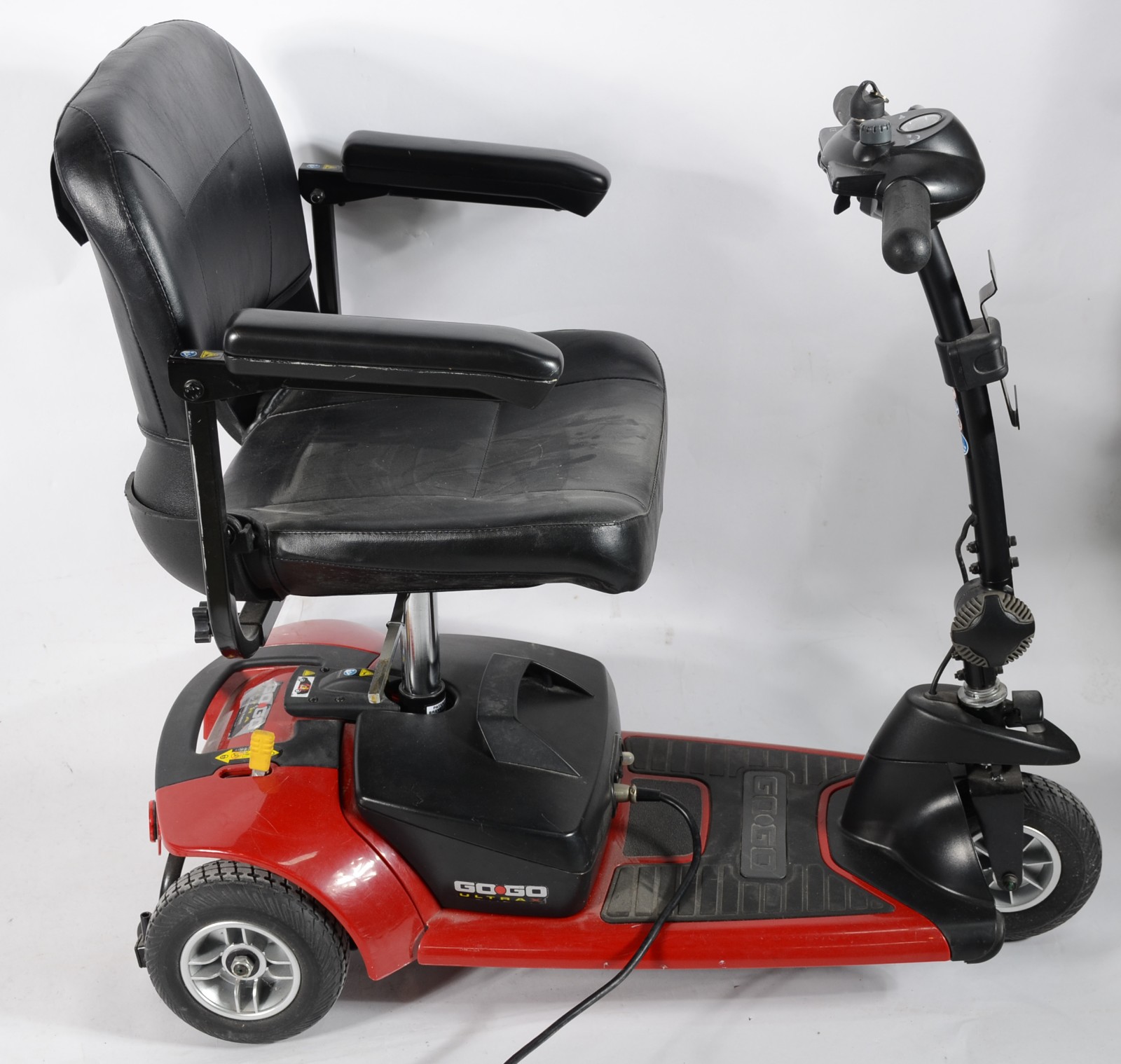Carrinho com cadeira motorizado, marca Go Go Ultrax, na cor vermelha... - foto 2 de 11