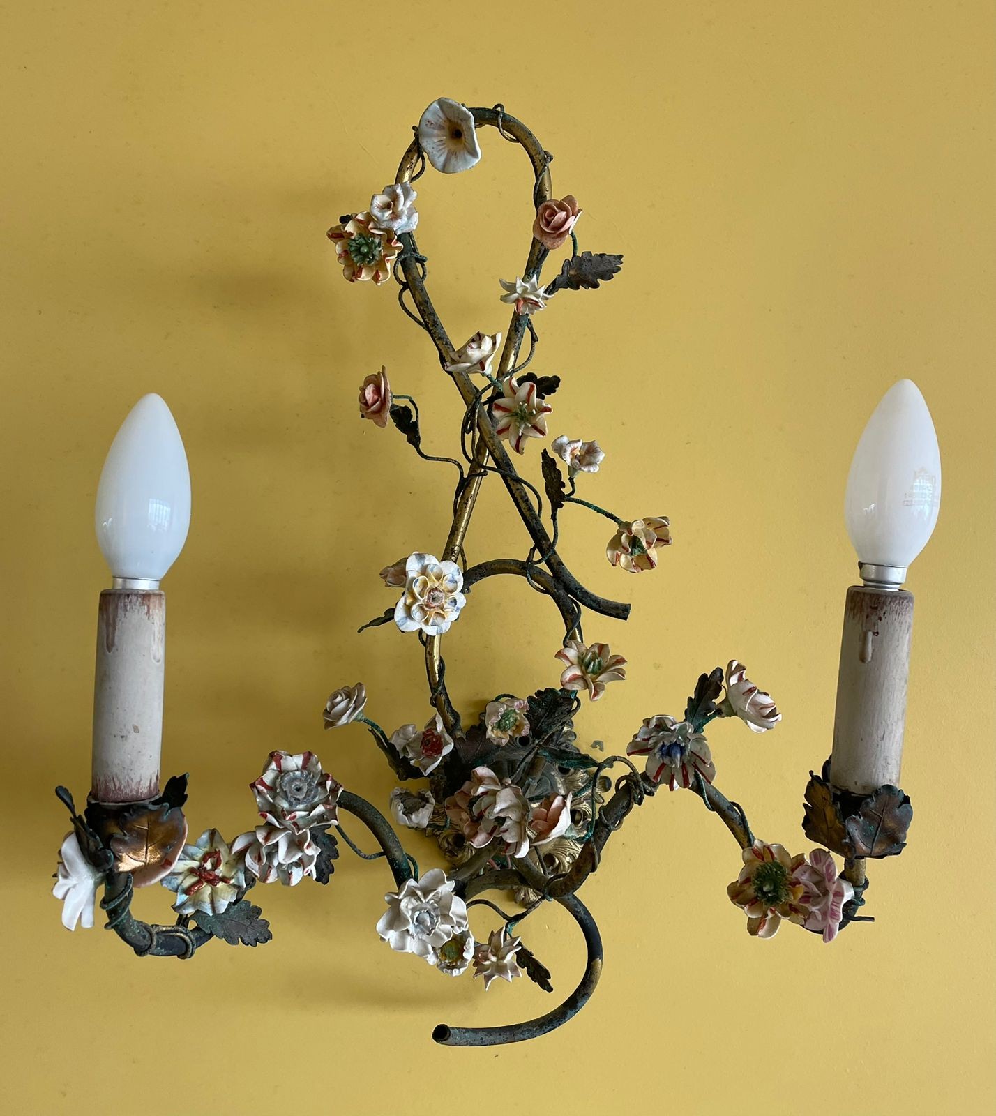 Par de apliques para 2 luzes cada de metal com flores de porcelana... - foto 2 de 4