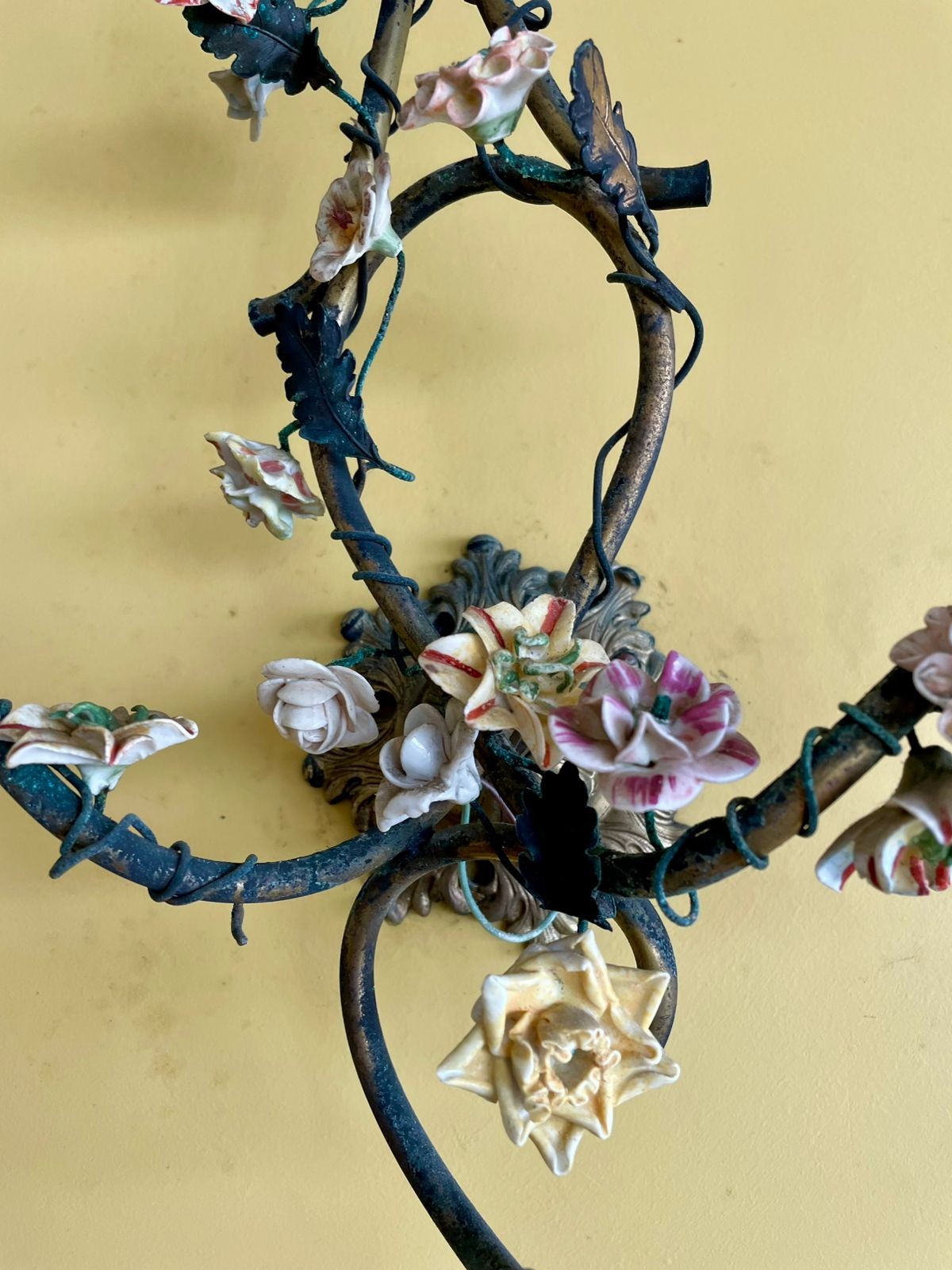 Par de apliques para 2 luzes cada de metal com flores de porcelana... - foto 3 de 4