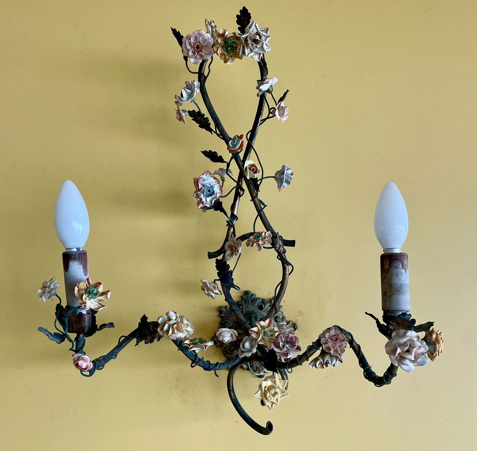 Par de apliques para 2 luzes cada de metal com flores de porcelana... - foto 4 de 4