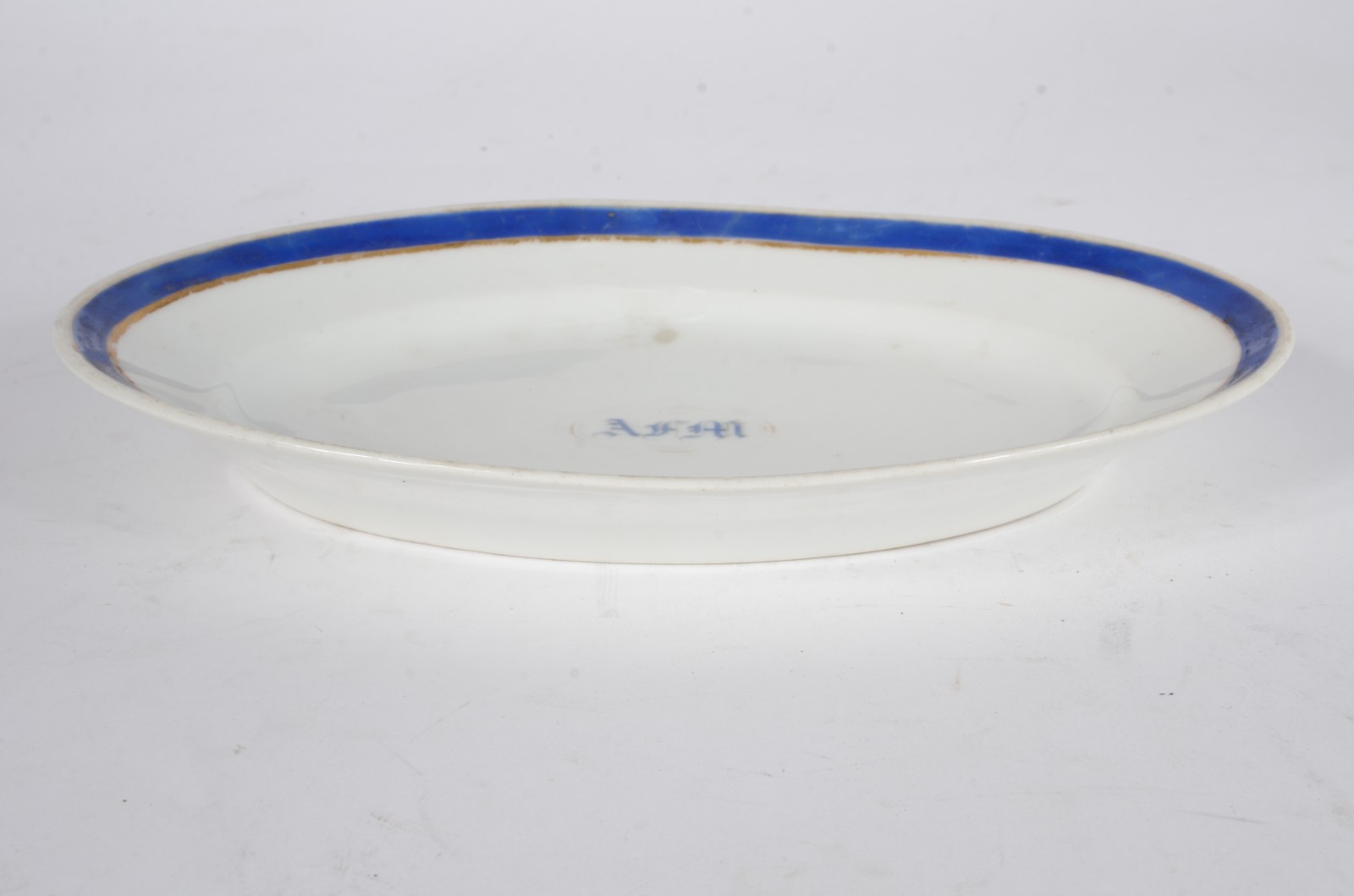 Antônio Ferrão Moniz de Aragão - Travessa de porcelana branca com... - foto 2 de 4