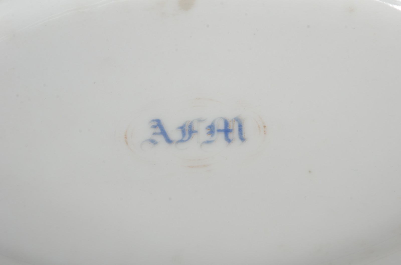 Antônio Ferrão Moniz de Aragão - Travessa de porcelana branca com... - foto 3 de 4