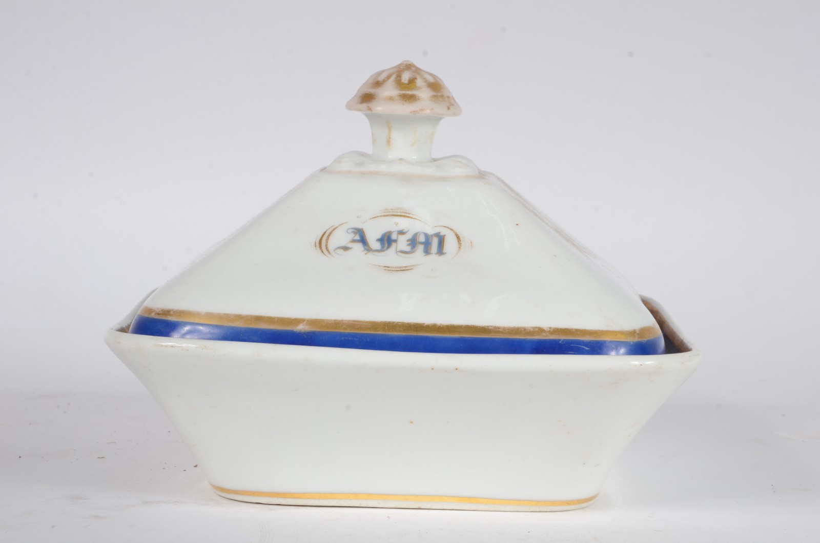 Antônio Ferrão Moniz de Aragão - Terrina de porcelana branca com... - foto 2 de 5