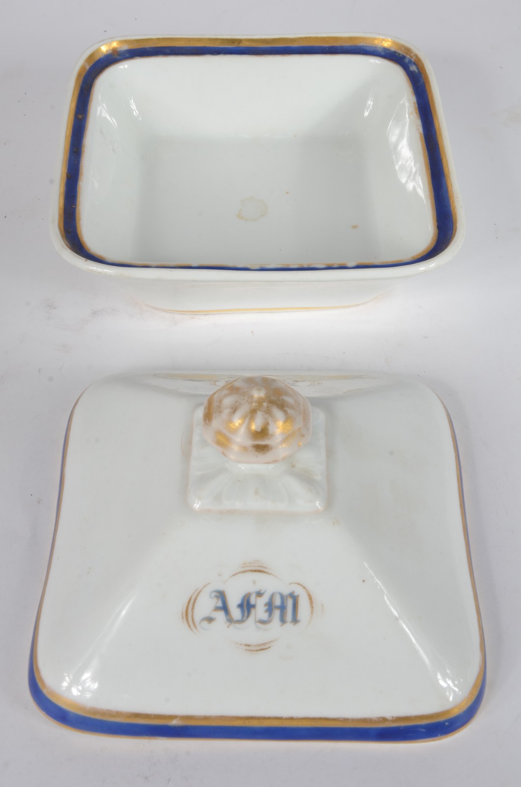 Antônio Ferrão Moniz de Aragão - Terrina de porcelana branca com... - foto 3 de 5