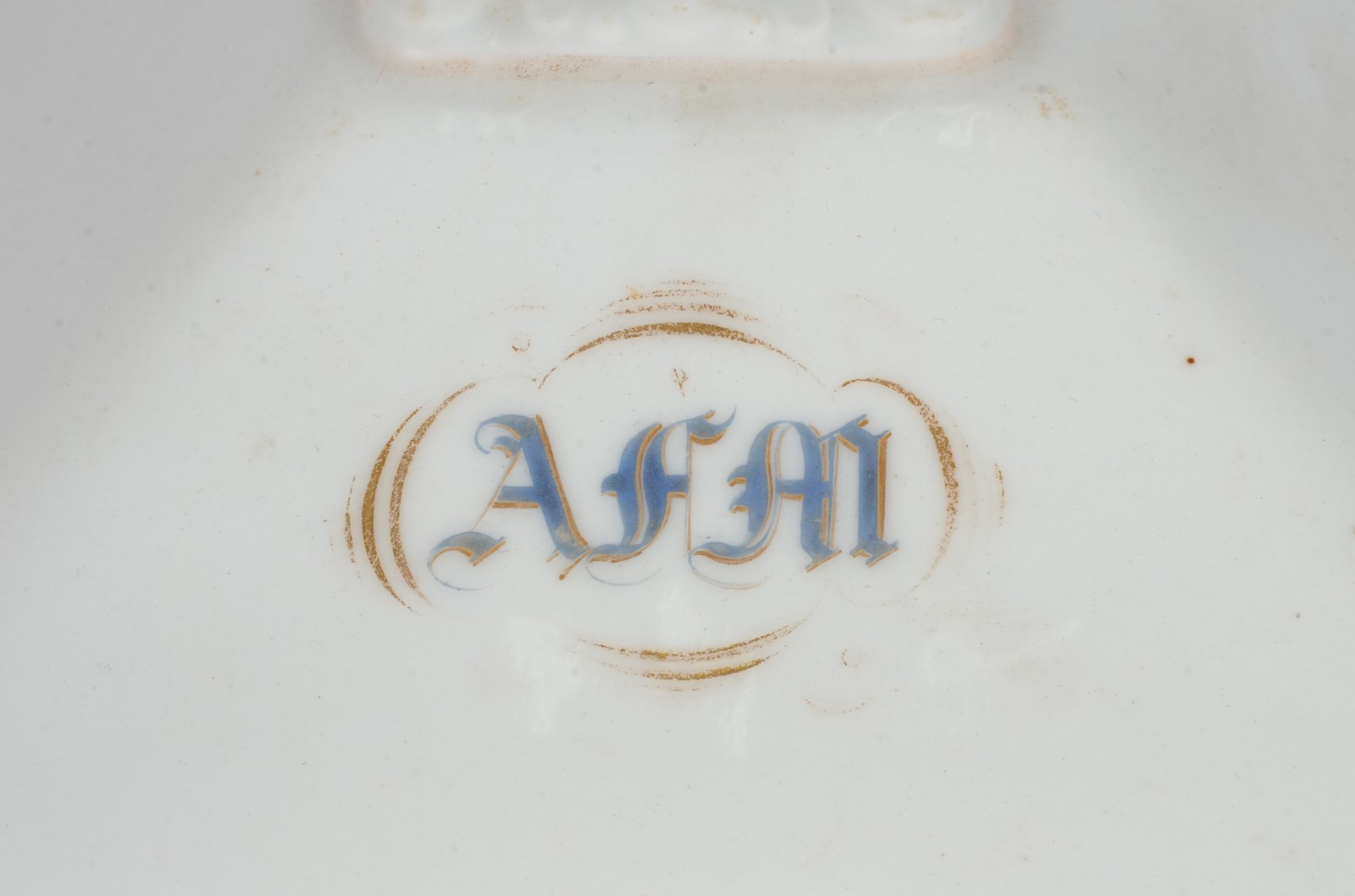 Antônio Ferrão Moniz de Aragão - Terrina de porcelana branca com... - foto 5 de 5