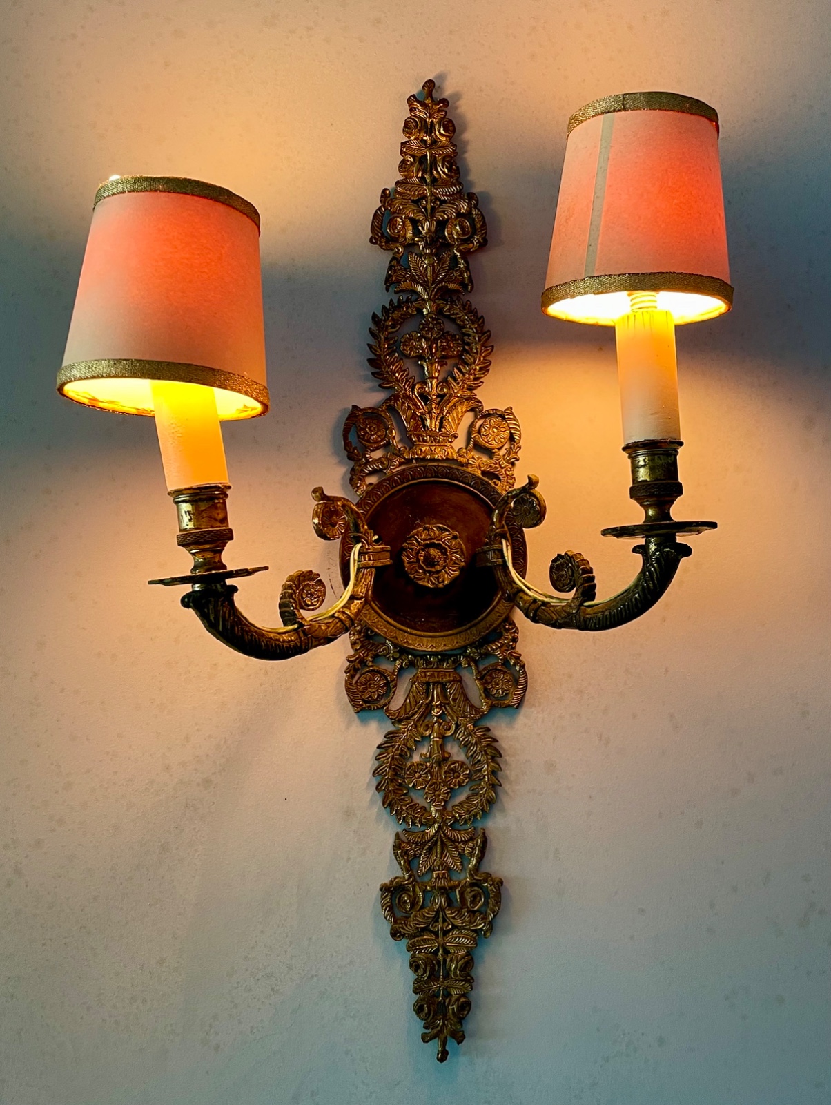 Par de apliques para 2 luzes cada de metal dourado, pequenas... - foto 1 de 5