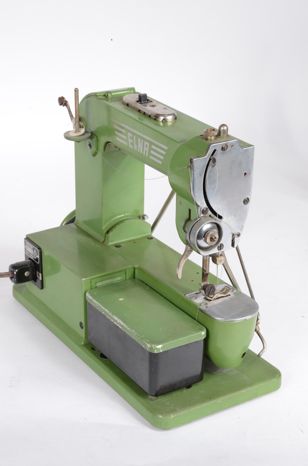Máquina de costura antiga, marca Elna. - foto 1 de 8