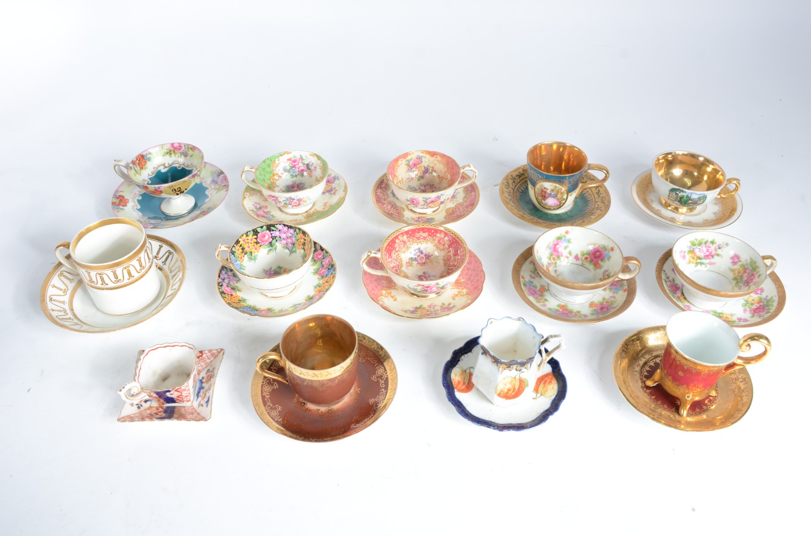 Coleção com 14 xícaras com pires de porcelana de diversas... - foto 1 de 8