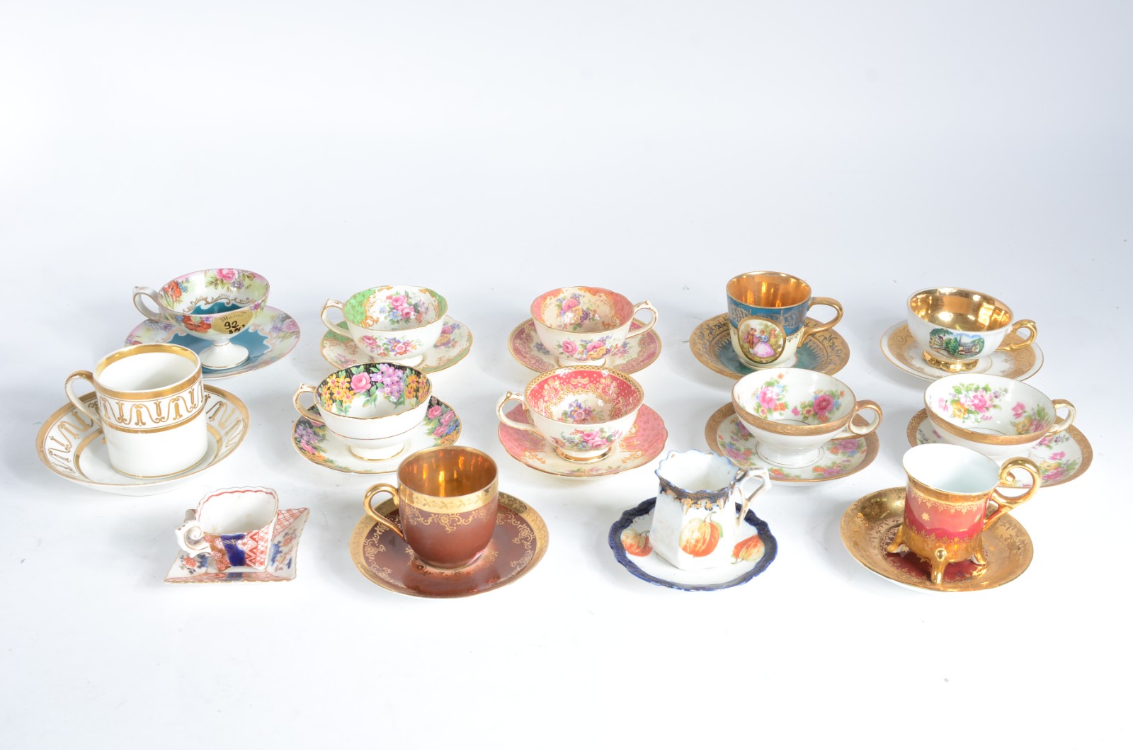 Coleção com 14 xícaras com pires de porcelana de diversas... - foto 2 de 8