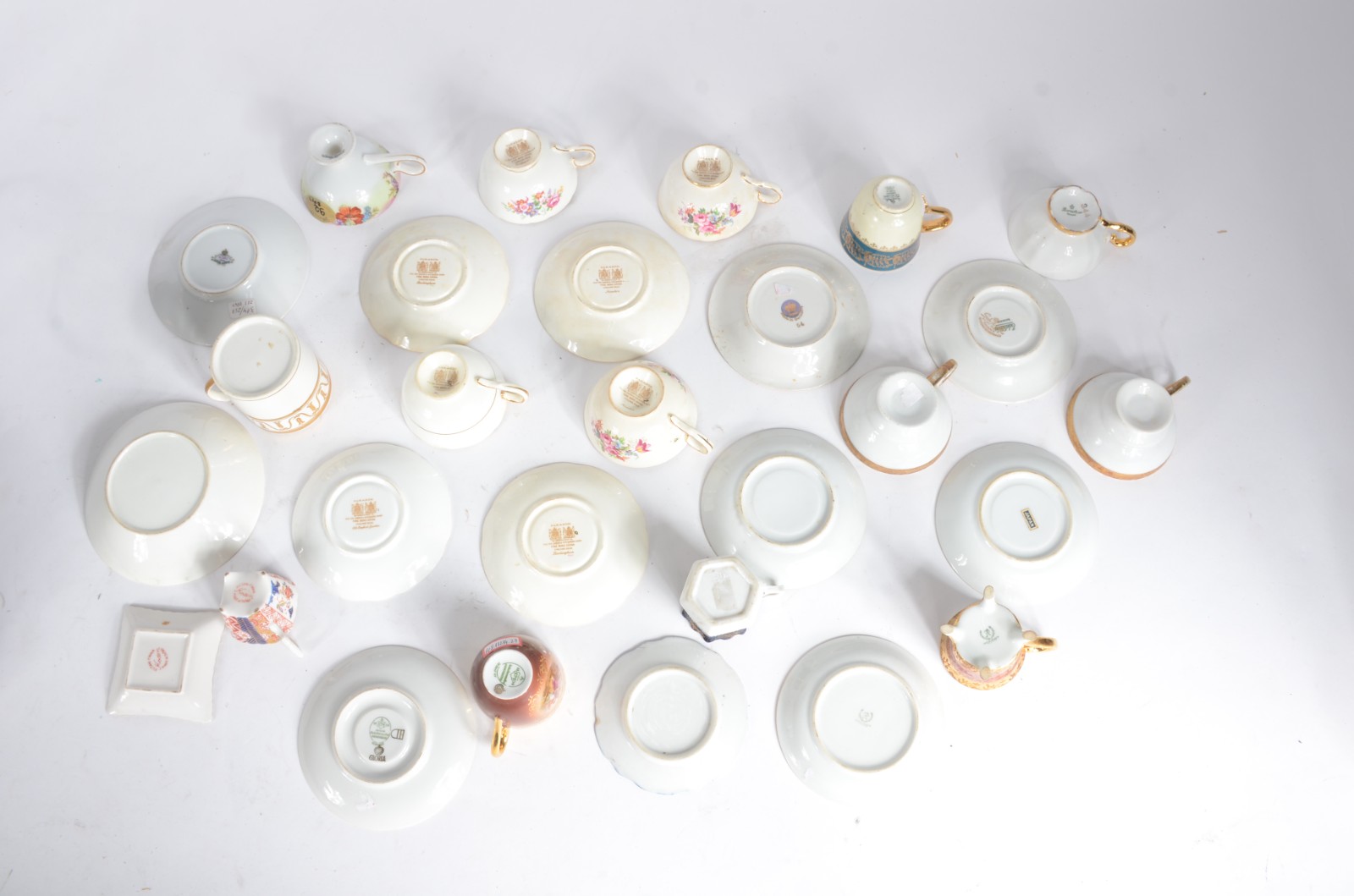 Coleção com 14 xícaras com pires de porcelana de diversas... - foto 3 de 8
