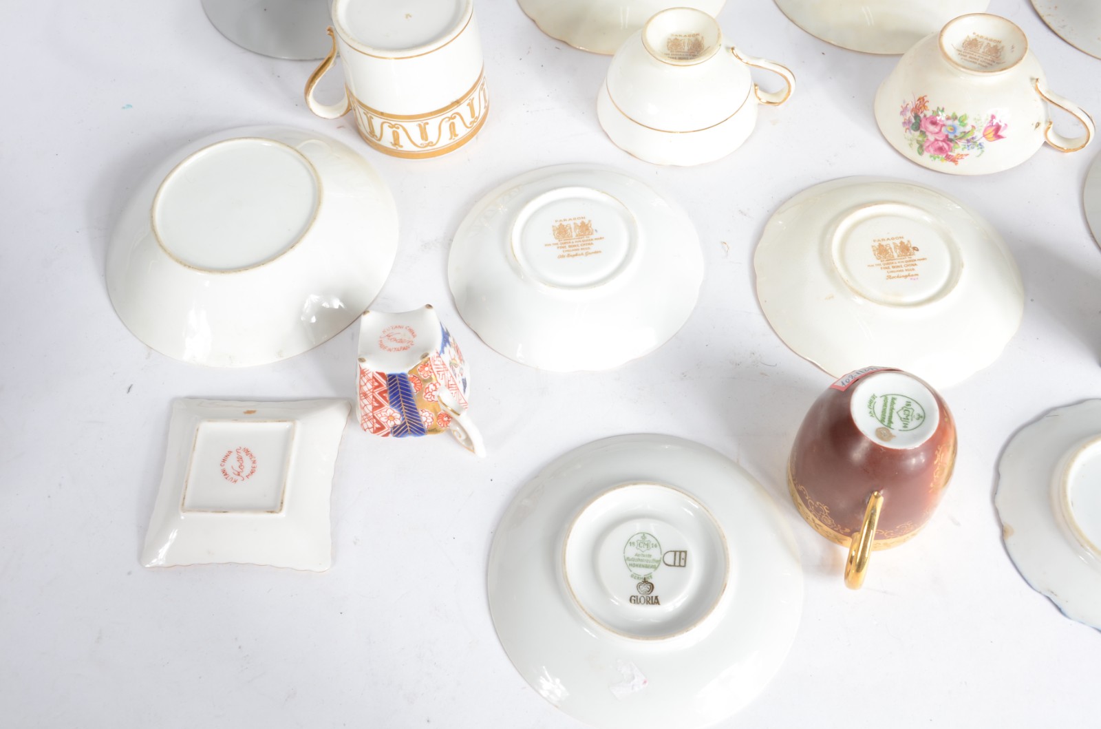 Coleção com 14 xícaras com pires de porcelana de diversas... - foto 4 de 8