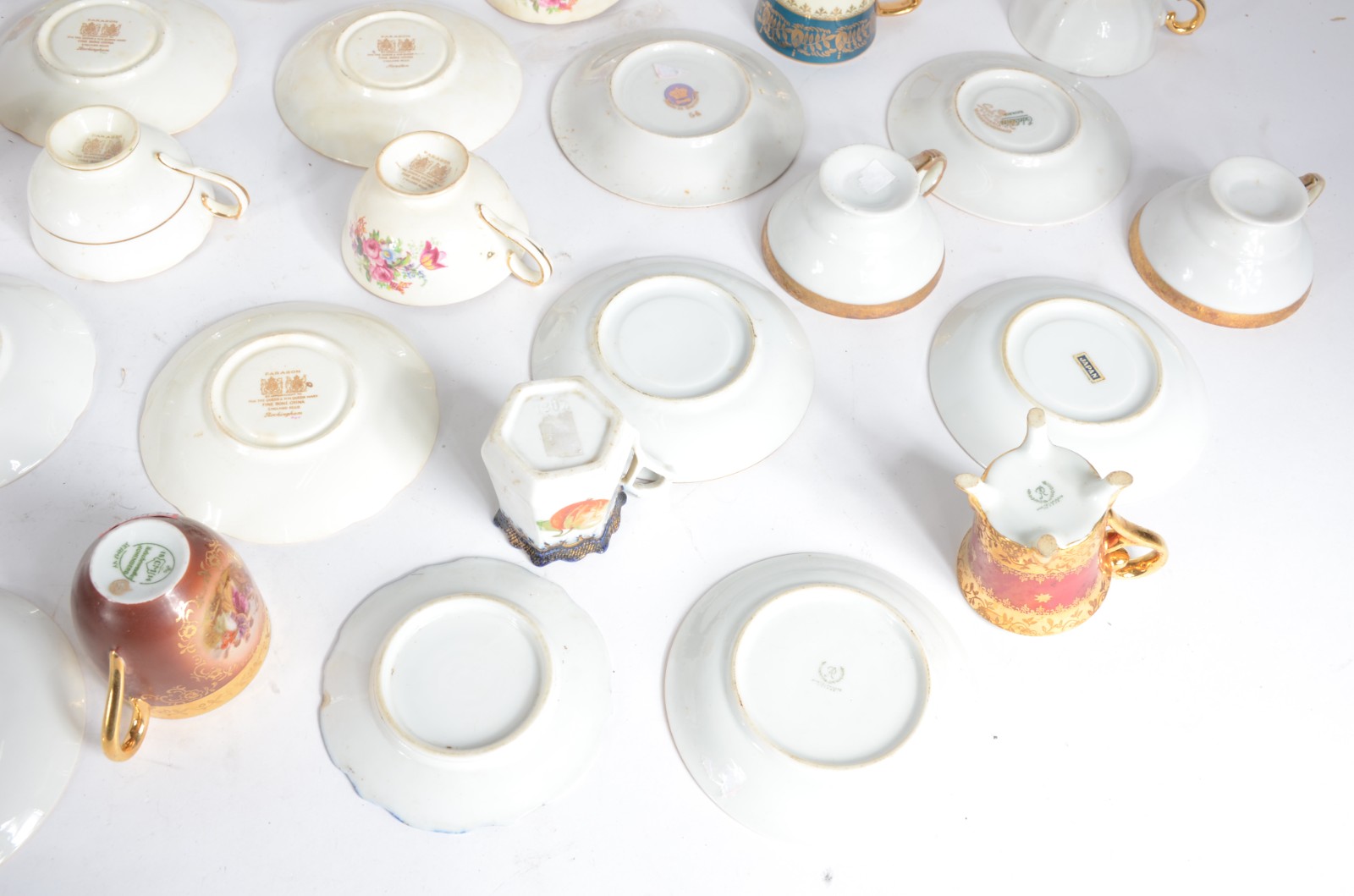 Coleção com 14 xícaras com pires de porcelana de diversas... - foto 5 de 8
