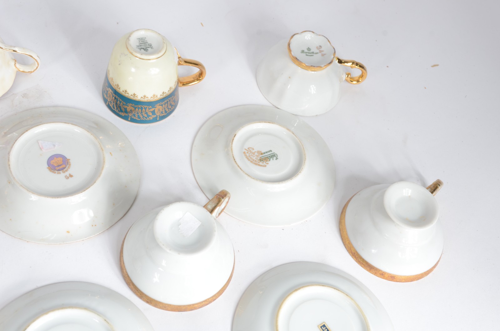 Coleção com 14 xícaras com pires de porcelana de diversas... - foto 6 de 8