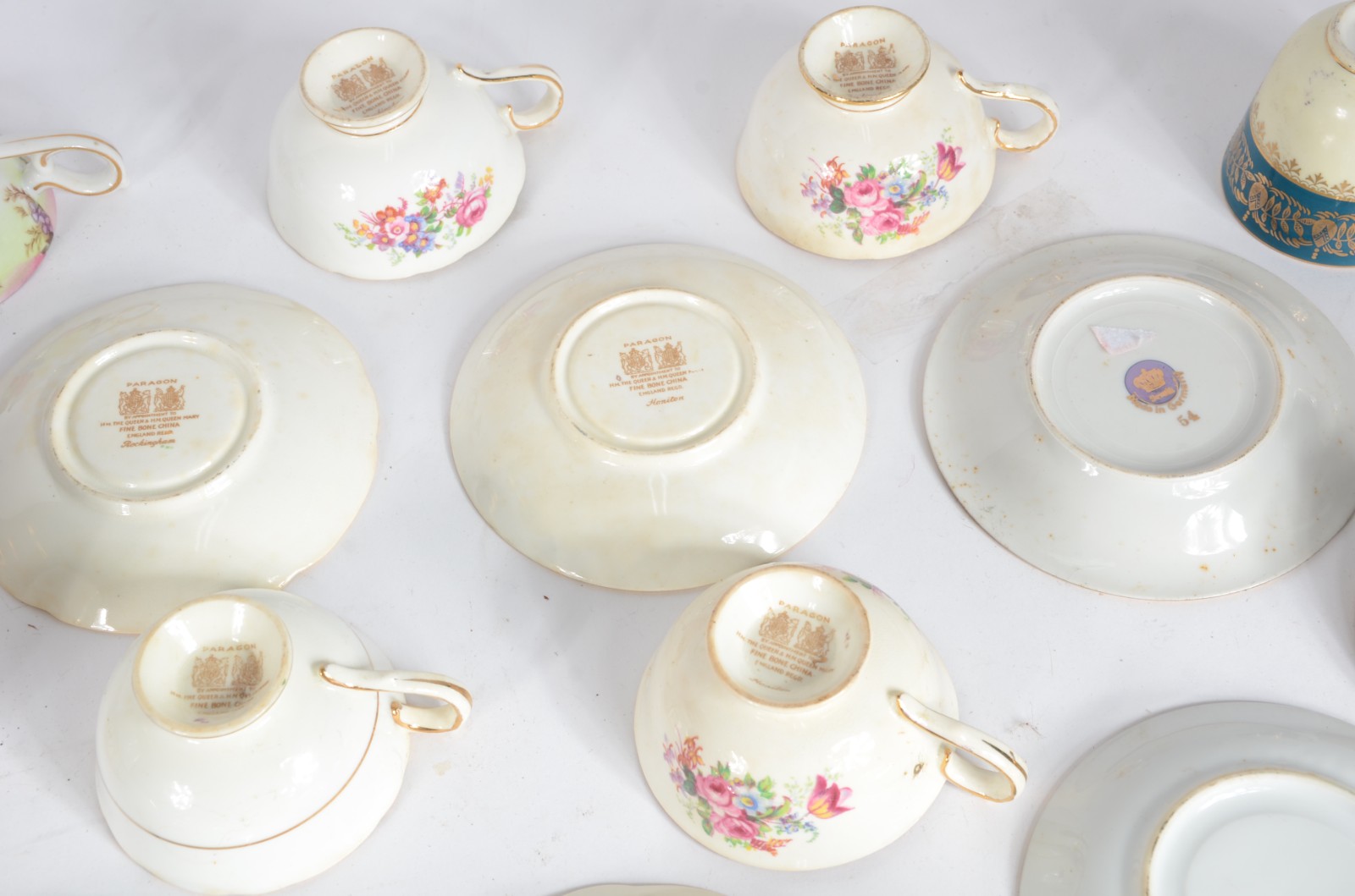 Coleção com 14 xícaras com pires de porcelana de diversas... - foto 7 de 8