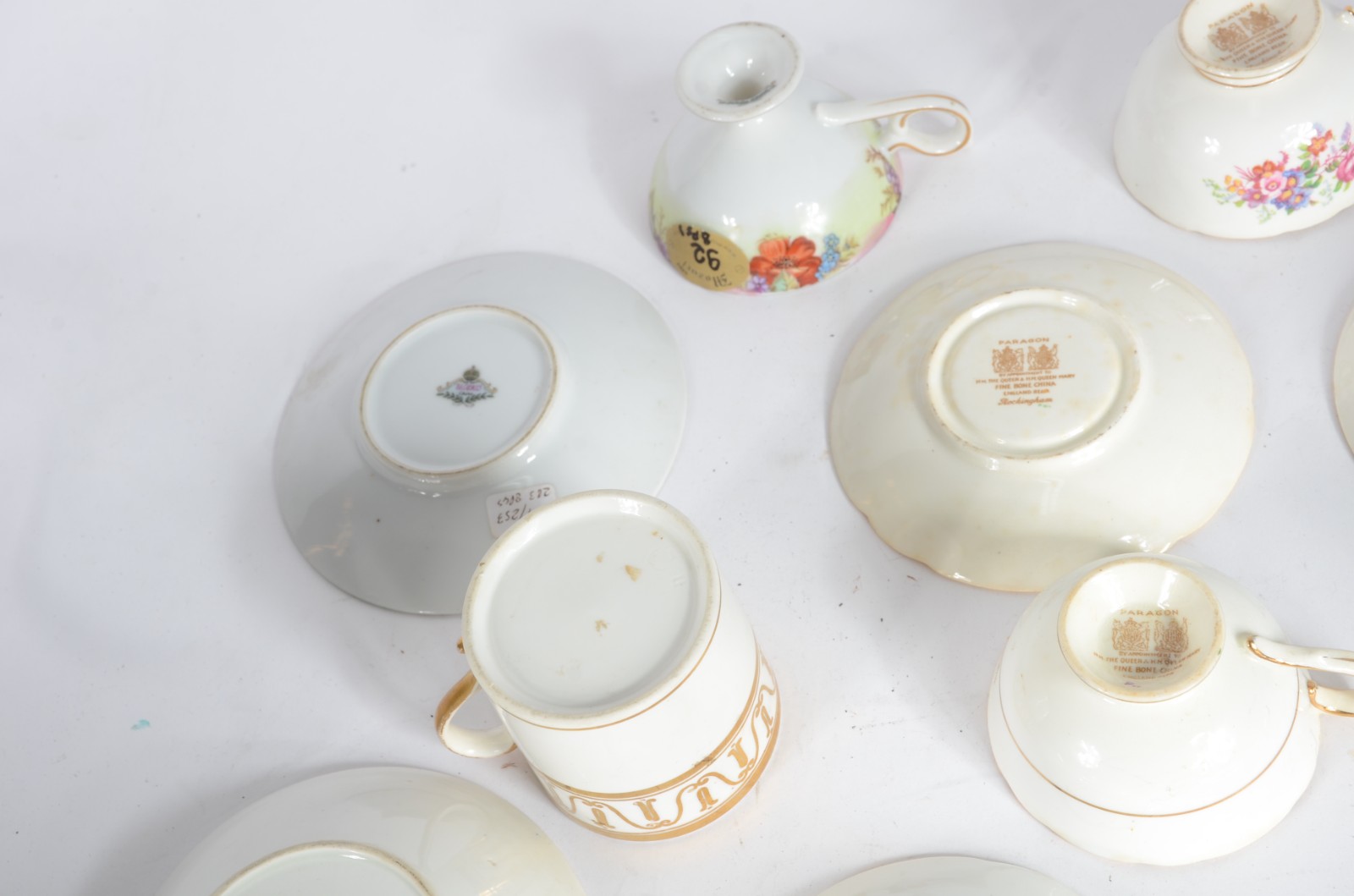 Coleção com 14 xícaras com pires de porcelana de diversas... - foto 8 de 8