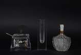 Três peças de cristal, sendo: açucareiro com pe... - Três peças de cristal, sendo: açucareiro com pega e colher de metal, hobelisco e perfumeiro (mofado).