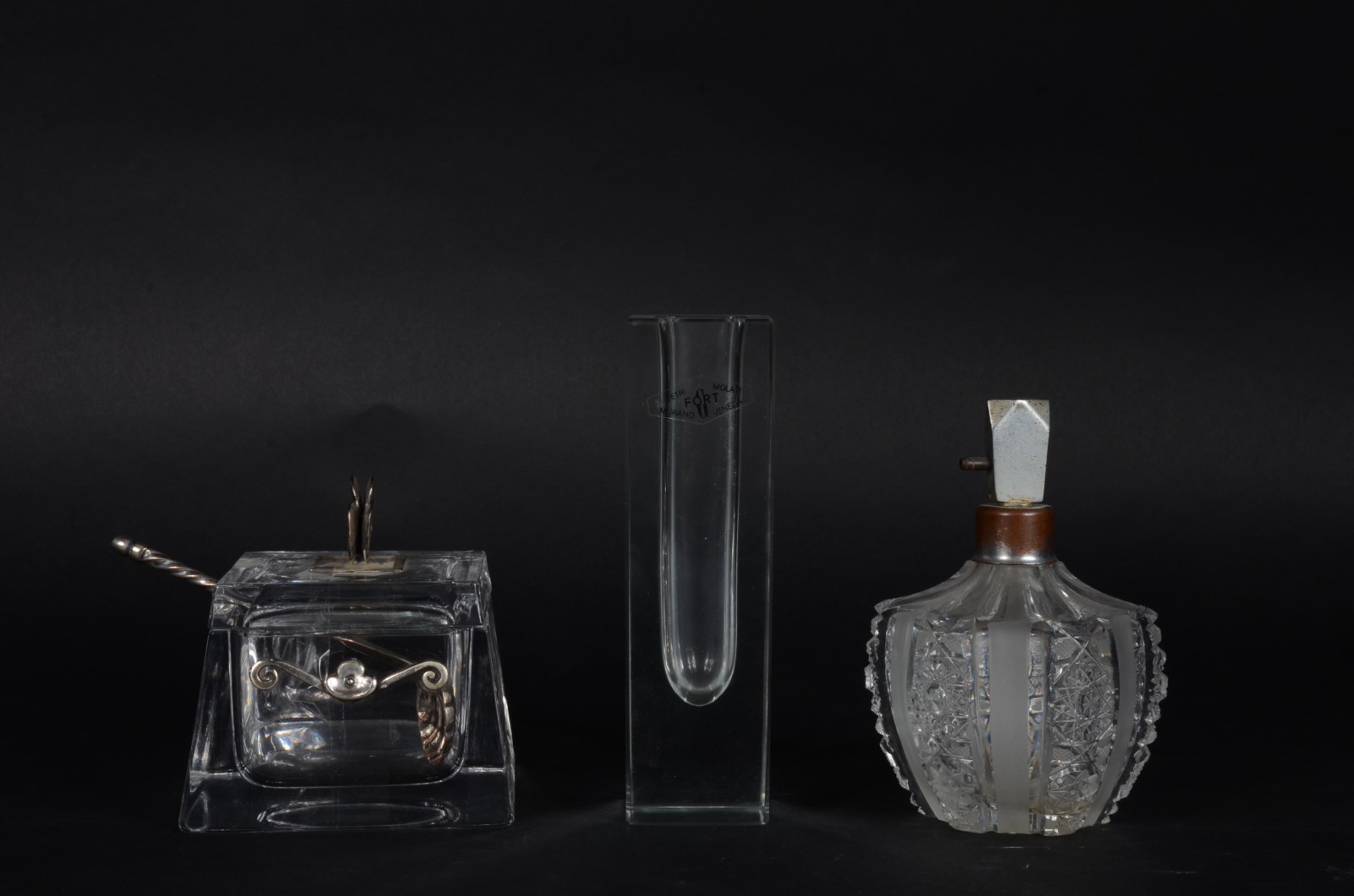 Três peças de cristal, sendo: açucareiro com pega e colher de metal... - foto 1 de 4