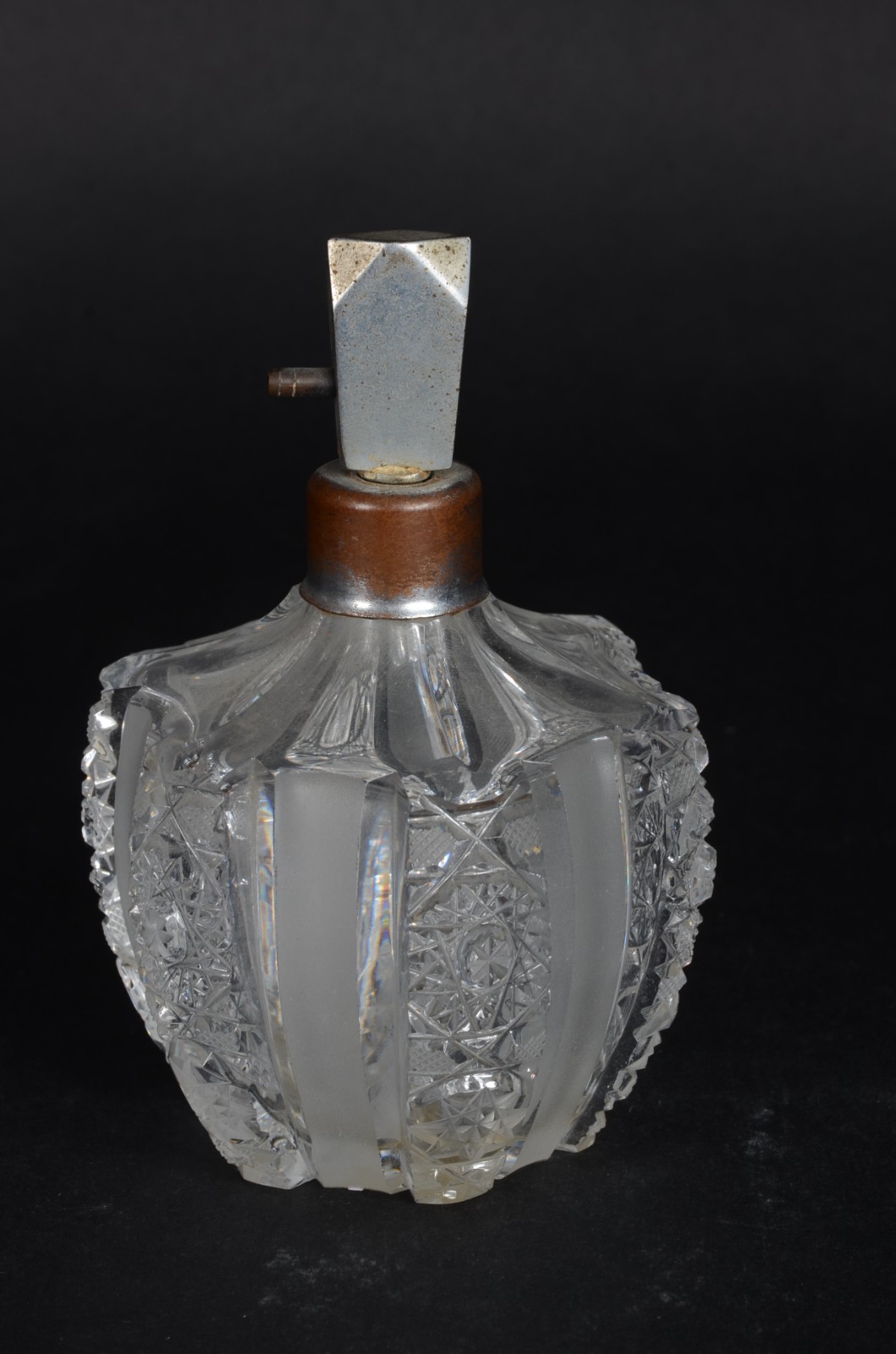 Três peças de cristal, sendo: açucareiro com pega e colher de metal... - foto 4 de 4