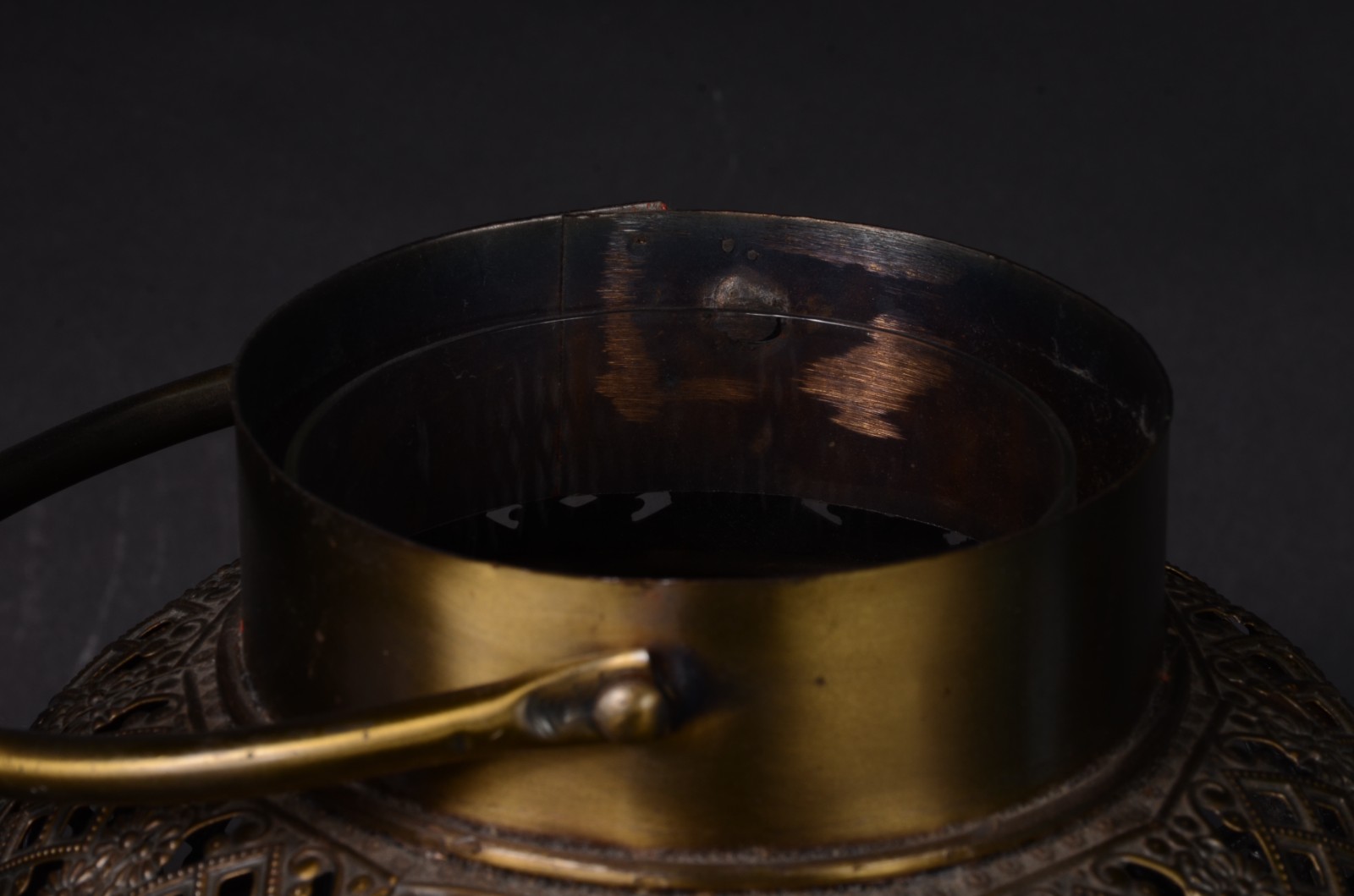 Lampadário de metal dourado com vazados com cilindro e porta vela na... - foto 2 de 4