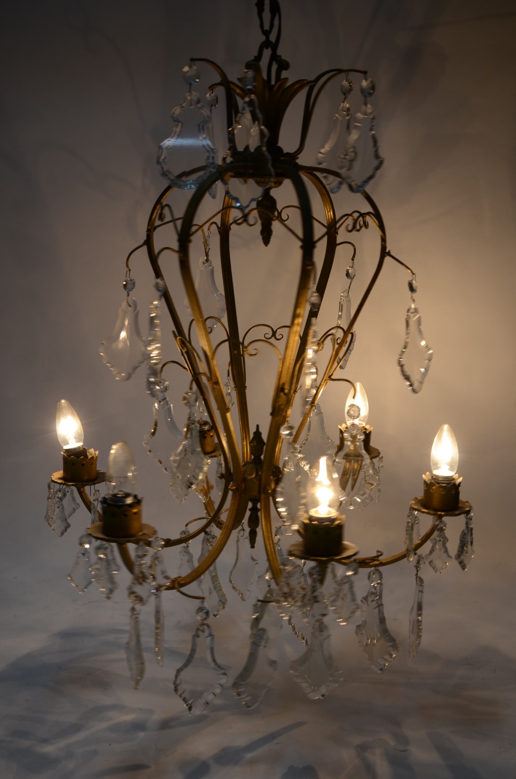 Lustre para 6 luzes de bronze com pingentes de cristal. - foto 2 de 2