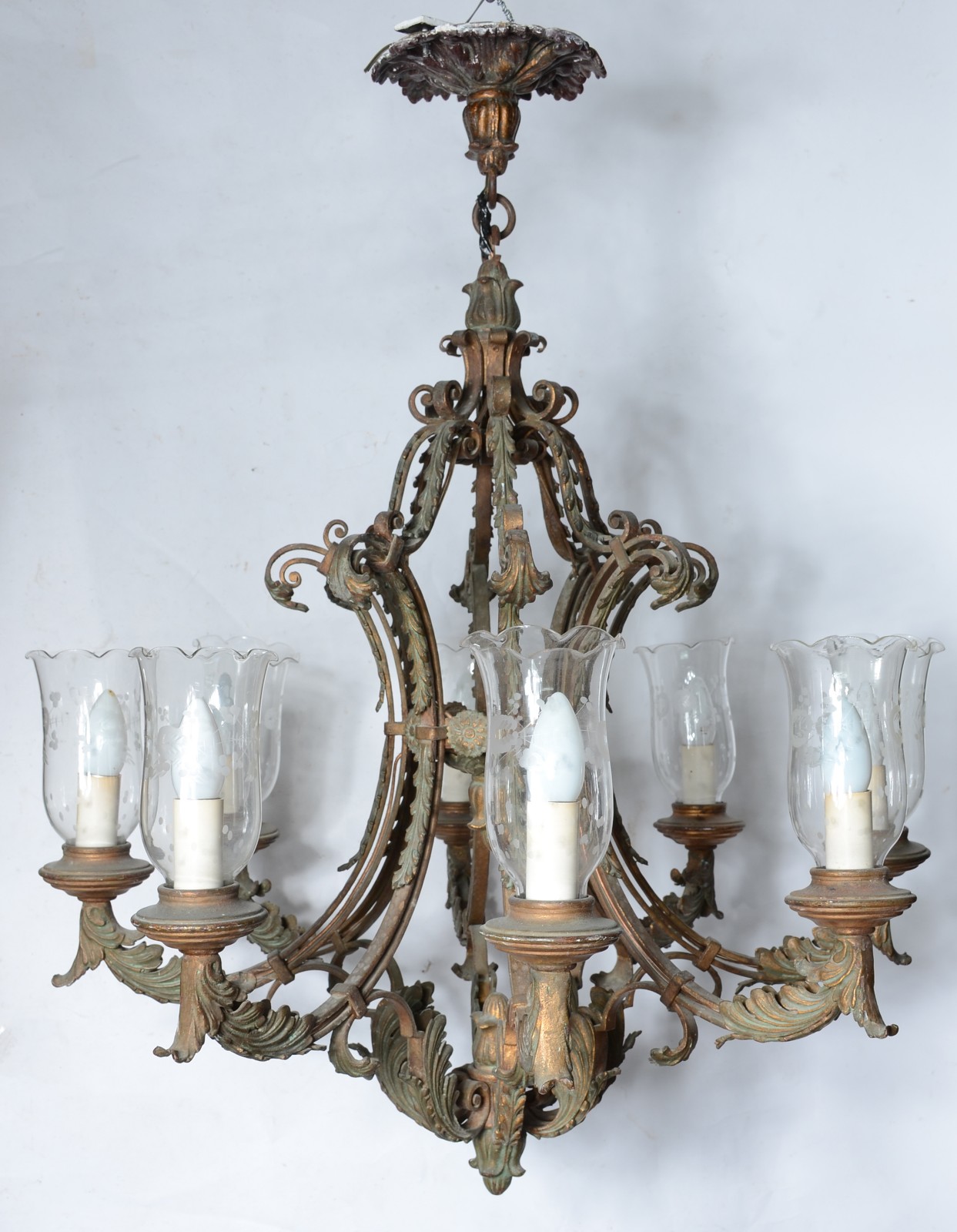 Lustre para 8 luzes de metal dourado, mangas de vidro. - foto 1 de 4