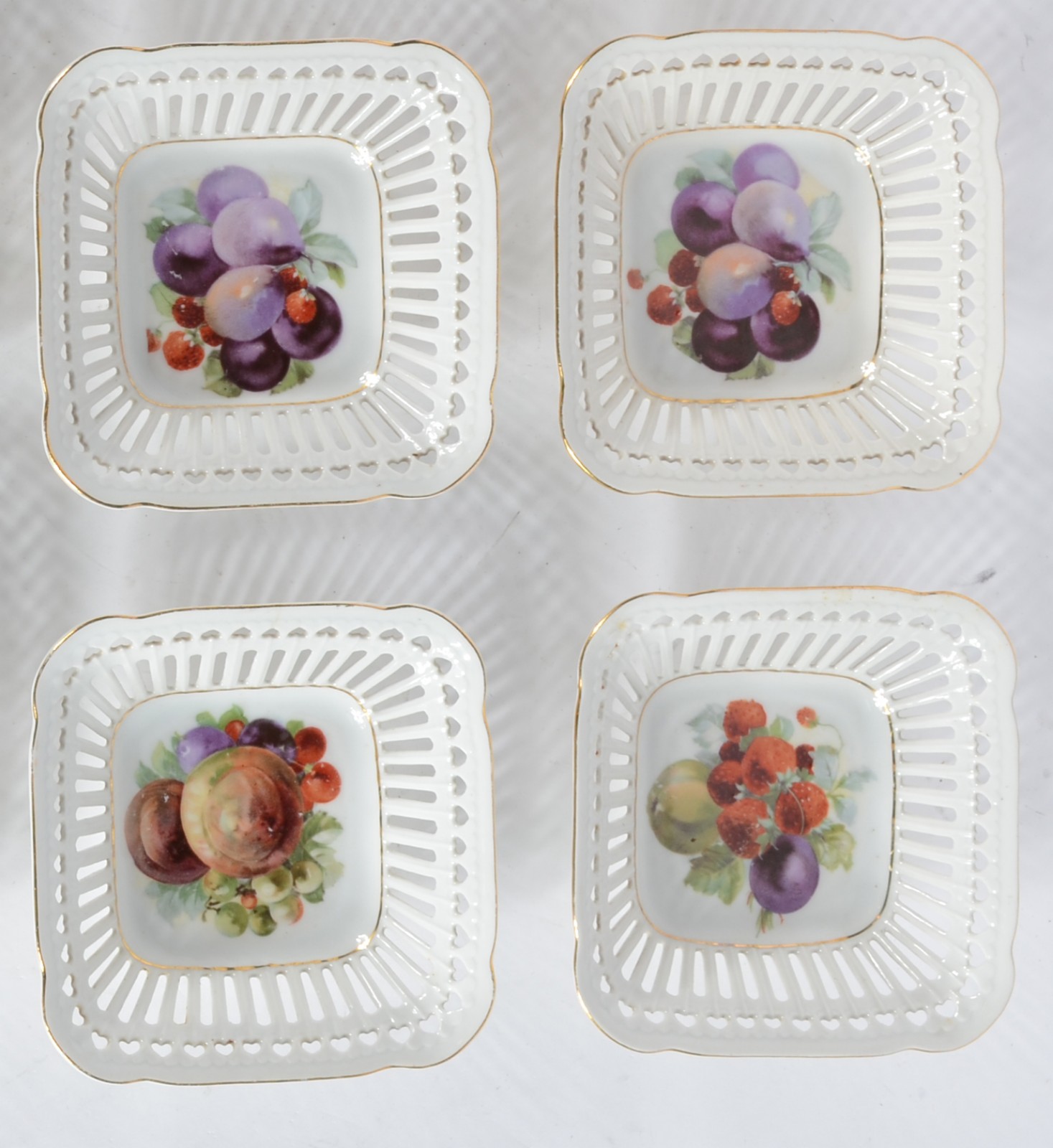 Conjunto com 11 saladeiras de porcelana com galeria vazadas e frutos... - foto 3 de 4