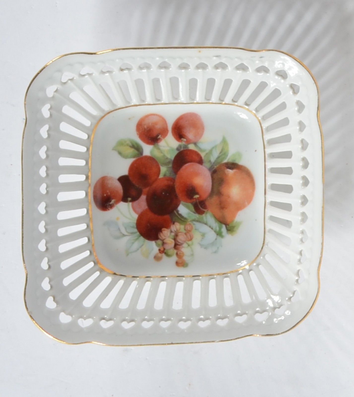 Conjunto com 11 saladeiras de porcelana com galeria vazadas e frutos... - foto 4 de 4
