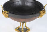 Grande bowl  em forma de pira devocional , em m... - Grande bowl  em forma de pira devocional , em metal oxidado nos tons bronze e cobre com figuras e pés de caprinos dourados a ouro . Serve como f...