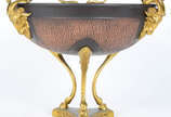 Grande bowl  em forma de pira devocional , em m... - Grande bowl  em forma de pira devocional , em metal oxidado nos tons bronze e cobre com figuras e pés de caprinos dourados a ouro . Serve como f...