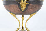 Grande bowl  em forma de pira devocional , em m... - Grande bowl  em forma de pira devocional , em metal oxidado nos tons bronze e cobre com figuras e pés de caprinos dourados a ouro . Serve como f...
