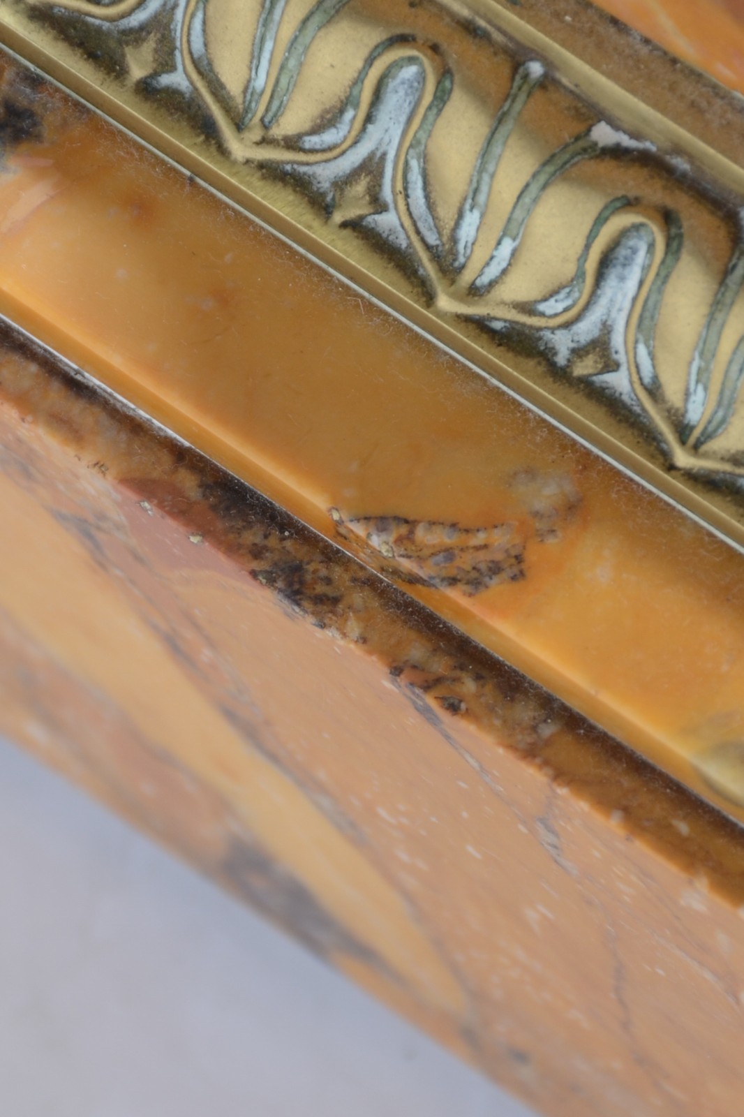 Coluna de mármore amarelo (provavelmente Siena italiano) com corpo... - foto 7 de 7