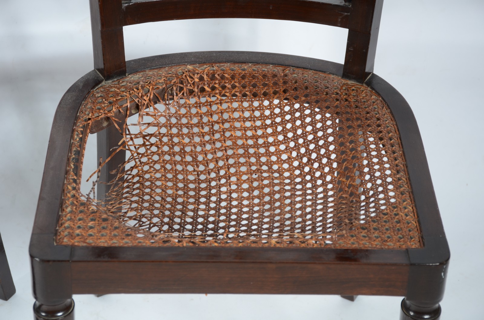 Mesa de jantar feitio redondo, tabua extensora medindo 1.00 m. x 0,36... - foto 7 de 11