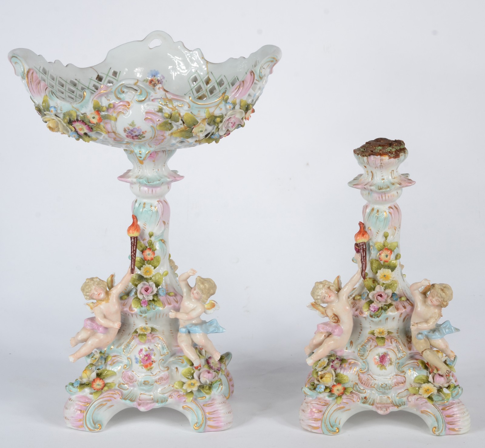 Par de pequenas fruteiras de porcelana europeia decoradas com figuras... - foto 1 de 11