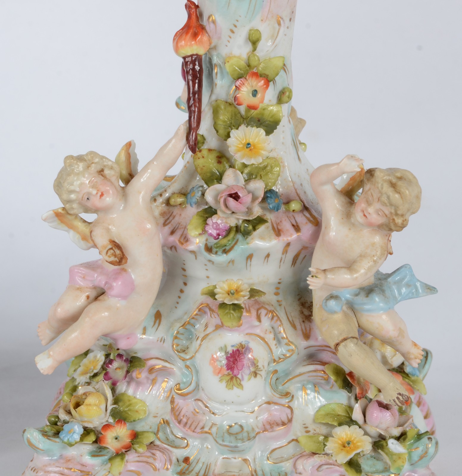 Par de pequenas fruteiras de porcelana europeia decoradas com figuras... - foto 2 de 11