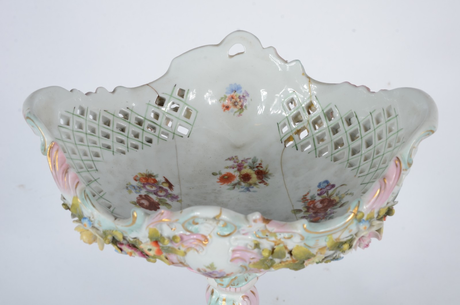 Par de pequenas fruteiras de porcelana europeia decoradas com figuras... - foto 4 de 11
