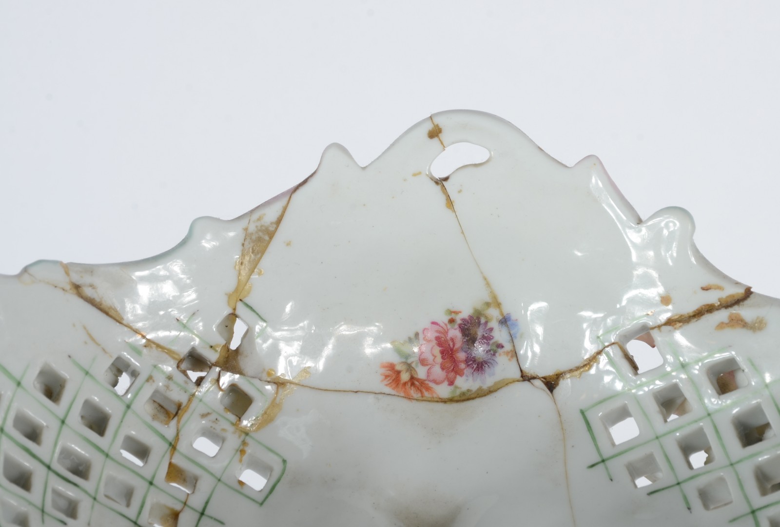 Par de pequenas fruteiras de porcelana europeia decoradas com figuras... - foto 6 de 11