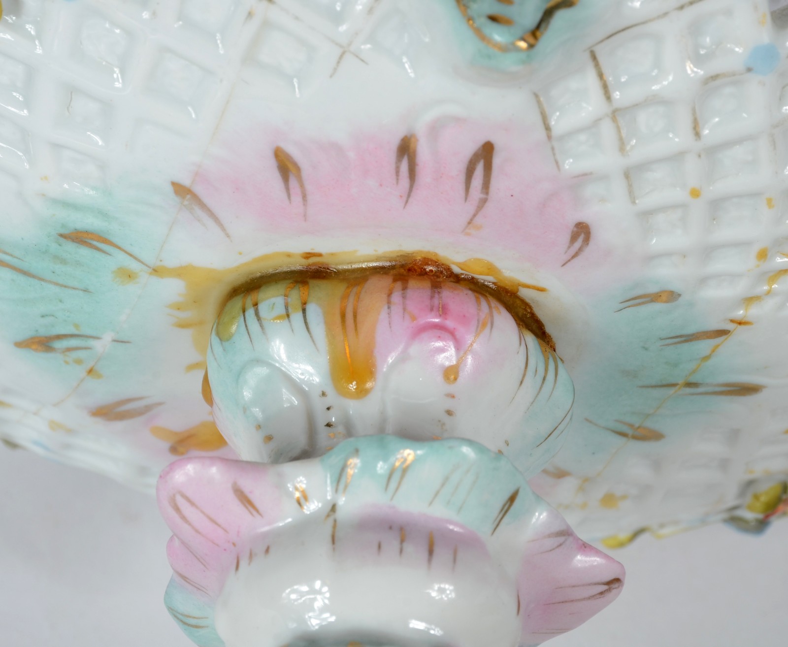 Par de pequenas fruteiras de porcelana europeia decoradas com figuras... - foto 9 de 11